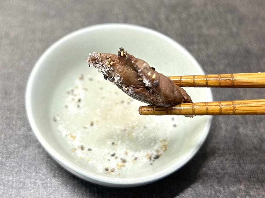 カンガルー肉を胡椒で食べる