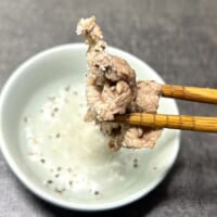 牛肉を胡椒で食べる