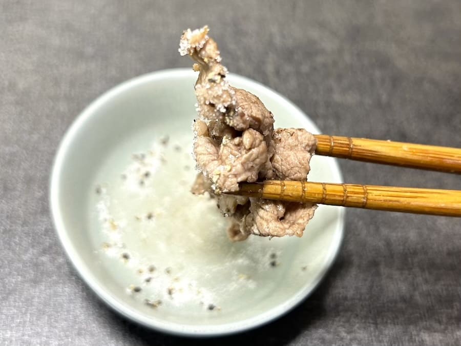 牛肉を胡椒で食べる