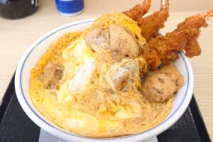 丼からはみ出す海老フライ！かつやの「海老タレカツと親子丼の合い盛り丼」と初デートしてきた