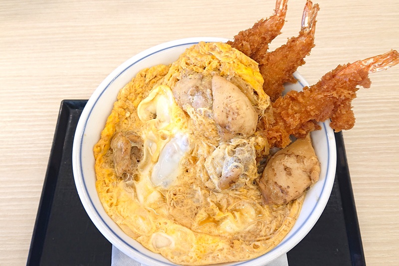 「海老タレカツと親子丼の合い盛り丼」（税込869円）の「ご飯大盛」（税込143円）