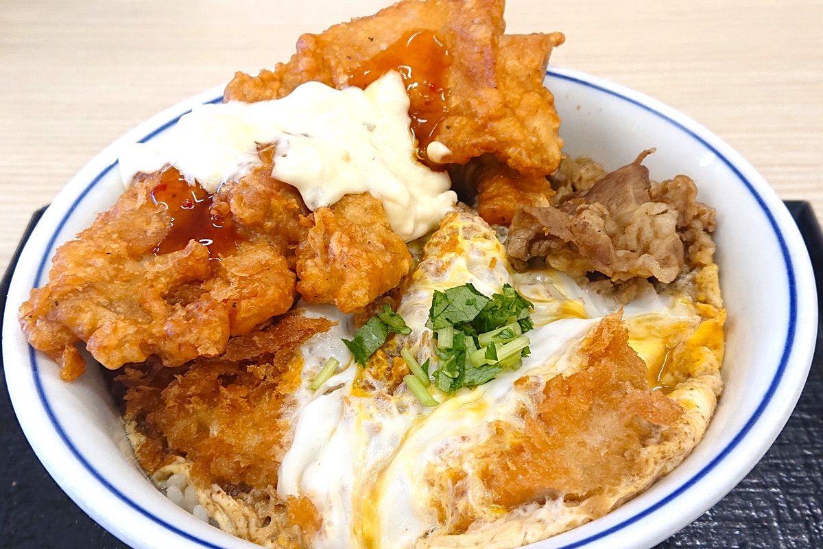 かつやがボリューム満点「牛・豚・鶏のトリプルカツ丼」発売！ヘビー級対決に意識がぶっ飛んだ