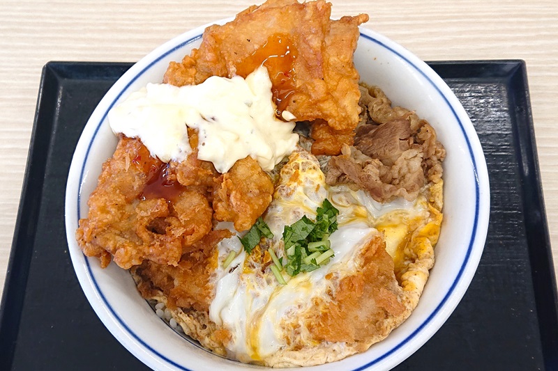 「牛・豚・鶏のトリプルカツ丼」（ヘビー）