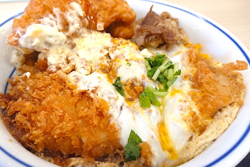 丼の半分を占める大きさの豚カツ