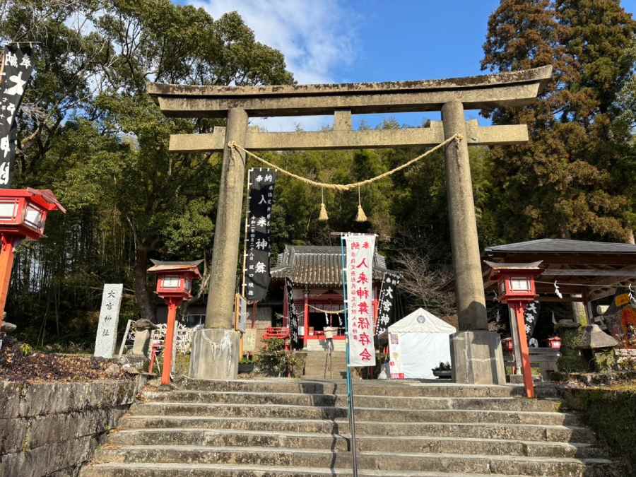 鳥居の奥にはすぐ本殿が