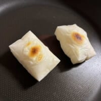 餅が膨らんだら皿に移す