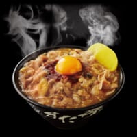 総重量1キロ超のメニューも登場！伝説のすた丼屋「肉だくあんかけすた丼」発売