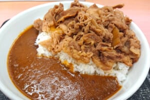 「SPICY CURRY 魯珈」監修の「牛魯珈カレー」