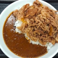 「肉だく牛魯珈カレー」（税込839円）の「ご飯増量」（税込55円）