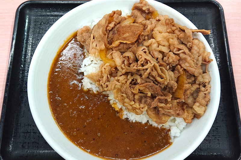 「肉だく牛魯珈カレー」（税込839円）の「ご飯増量」（税込55円）