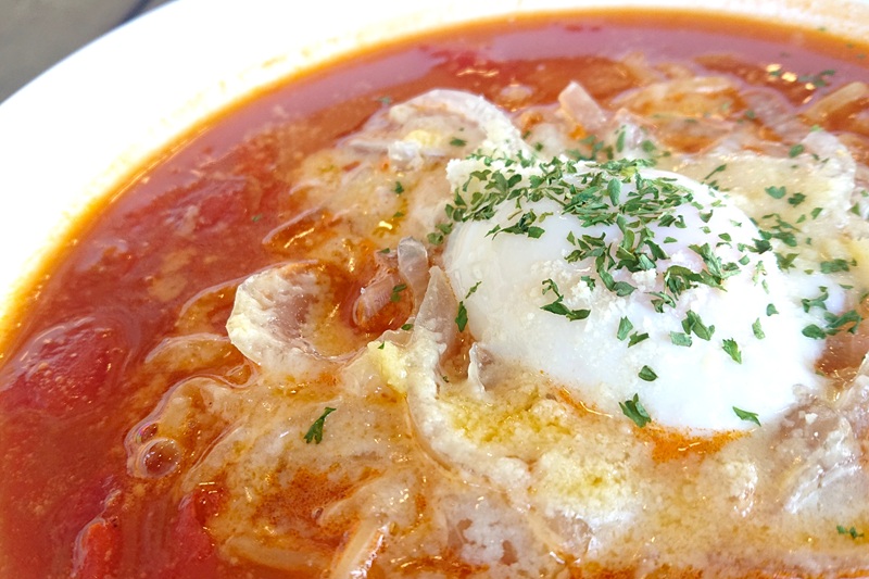 カレーとトマトの酸味が絡み合った香りが食欲をそそる