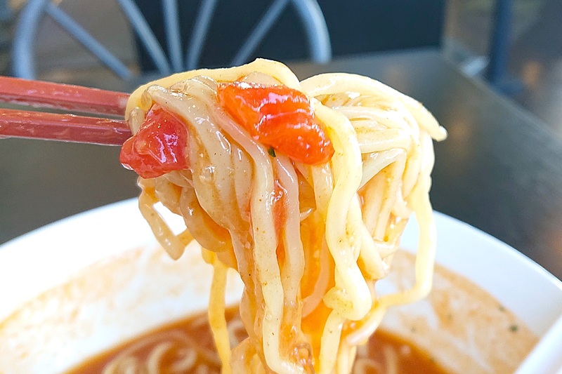 お箸で持ち上げた麺