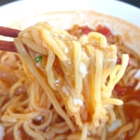 温玉をたっぷり絡めた麺