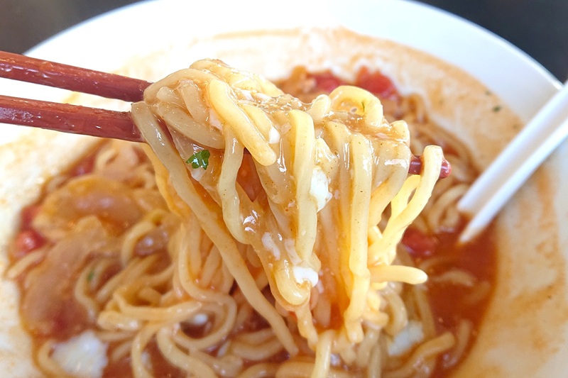 温玉をたっぷり絡めた麺