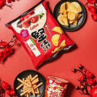 「じゃがりこ 梅味」（想定価格は税込190円前後）と「堅あげポテト 梅味」（想定価格は税込190円前後）