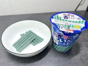 史上初の「青いじゃがりこ」！？見た目が衝撃的すぎるローソン限定の新商品を実食レポ