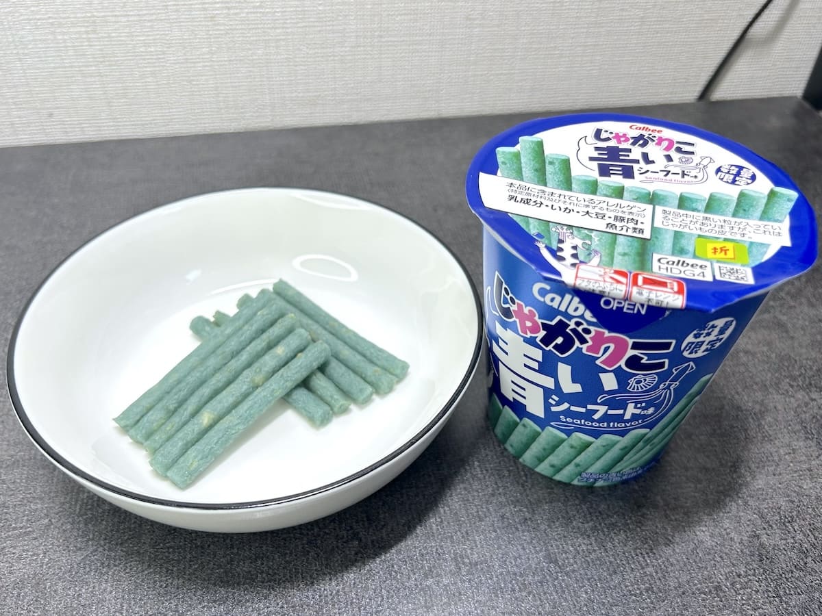 史上初の「青いじゃがりこ」！？衝撃的すぎるローソン限定の新商品を実食レポ