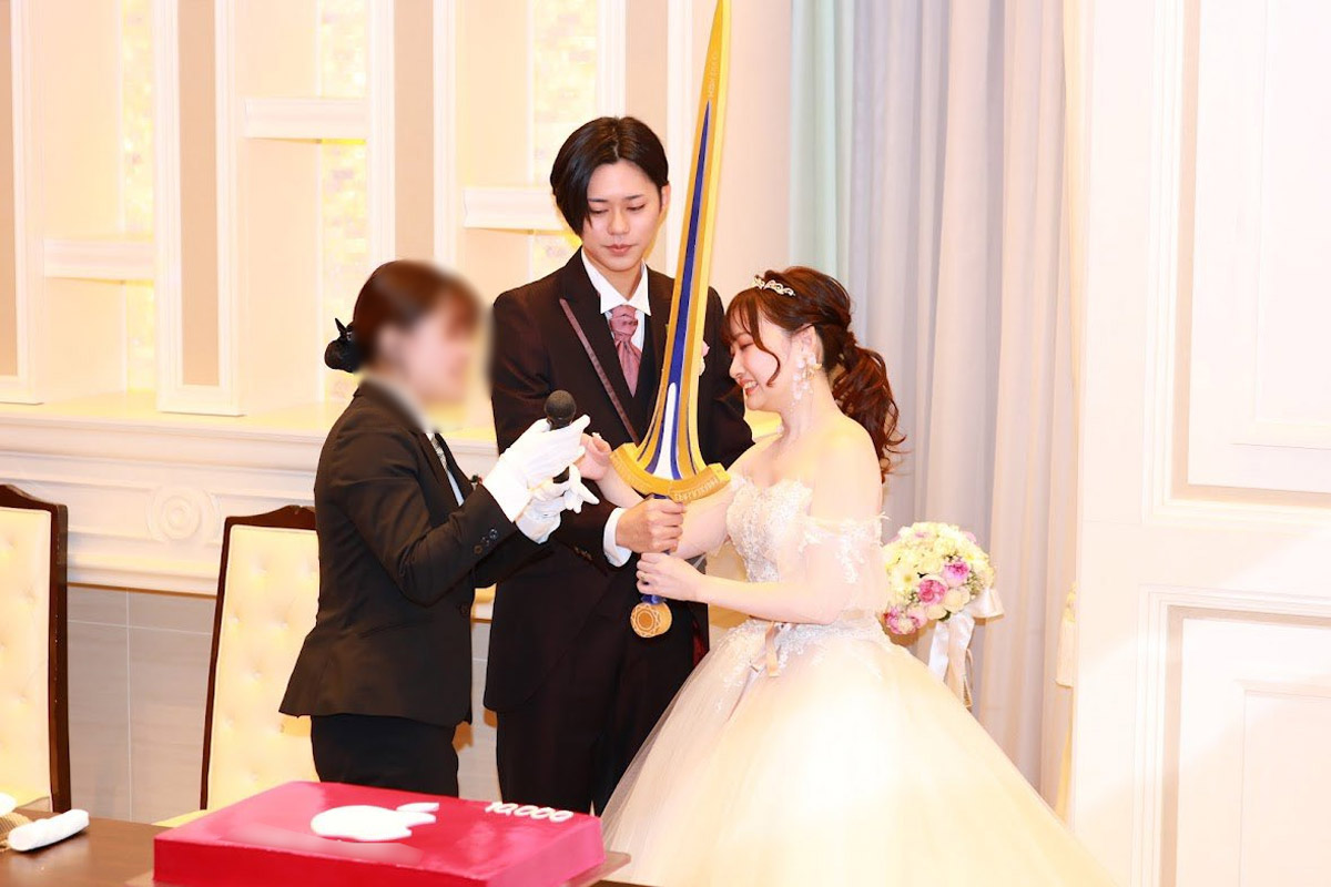 課金カード風ケーキにエクスカリバーを入刀……コスプレイヤー同士が結婚するとこうなる