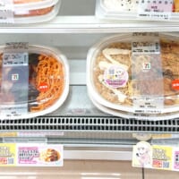 陳列された「背脂にんにくマヨ　唐揚げ＆ペペロンチーノ」と「バターピラフ＆濃厚デミチキンカツナポリタン」