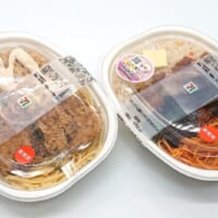 袋から取り出した「背脂にんにくマヨ　唐揚げ＆ペペロンチーノ」と「バターピラフ＆濃厚デミチキンカツナポリタン」