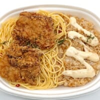 フタを取った「背脂にんにくマヨ　唐揚げ＆ペペロンチーノ」