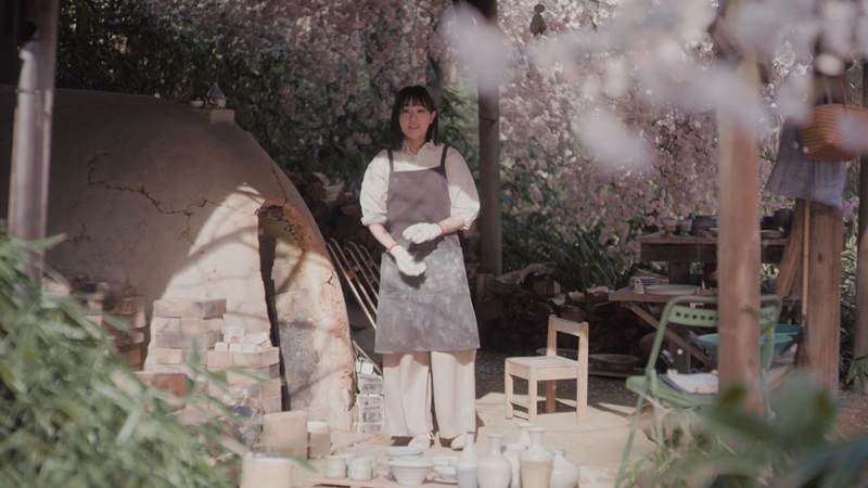 地元で陶芸家として活動する大学時代の先輩役の奈緒さん