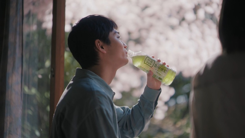 今回のCMで人生初の飲みカットを体験した青木さん