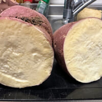 表面が傷んでいた芋も、切ると中は健康体。食味も問題なかった