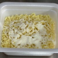 麺に振りかけます