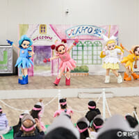 初公演当日はあいにくの雨となったものの、急遽屋内のオーロラスペースに会場を移して開催