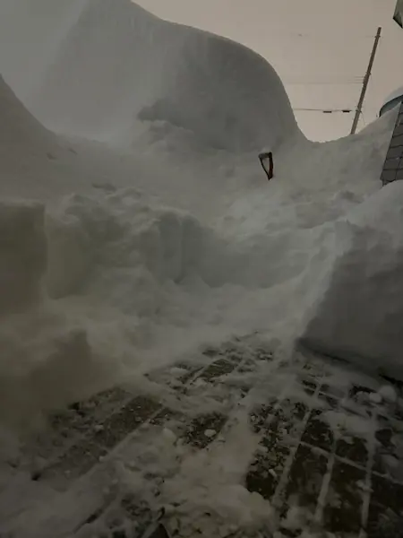玄関前に停めた車が、ない……北海道・帯広の恐ろしい積雪ぶりを物語る1枚
