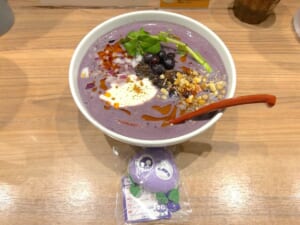 なんだこの色は……！1日20食限定の「ブルーベリー担々麺」が意外な美味しさ