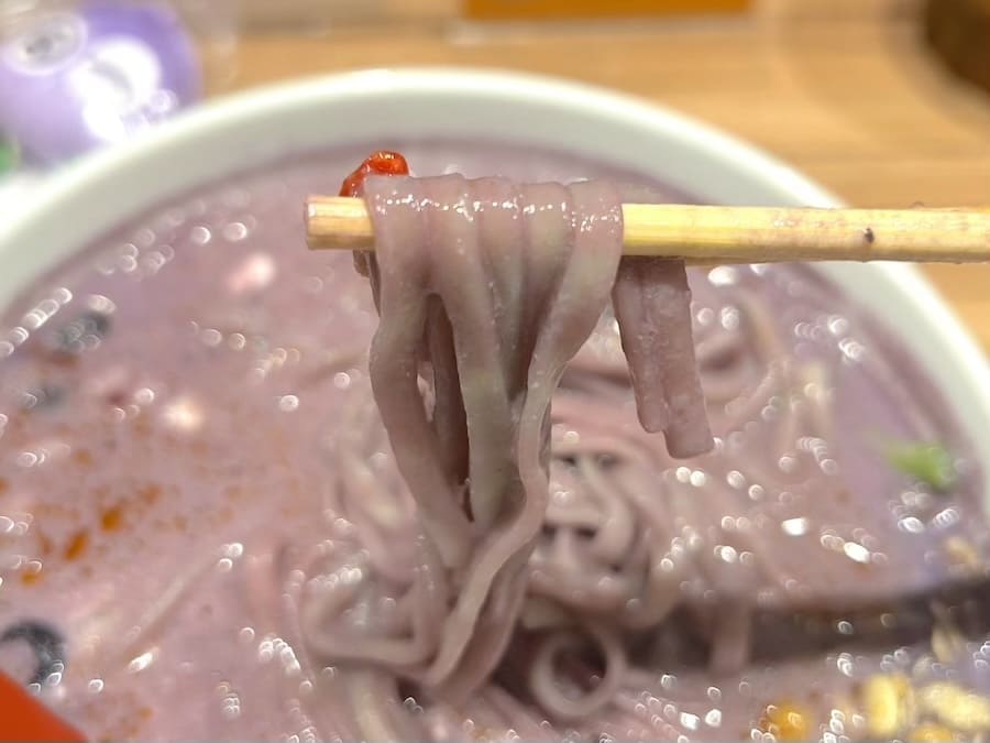 麺は中太平打ち