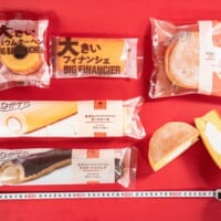 長さ約27cmのロールケーキや大きさ約2倍のフィナンシェなど全5種