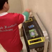 玄関に自動改札機！？登園時にぐずりがちな息子のための、ロマン溢れるアイデア