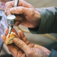 「百年ちくわキーホルダー」も皮の焼き目などの細かな部分まで忠実に表現