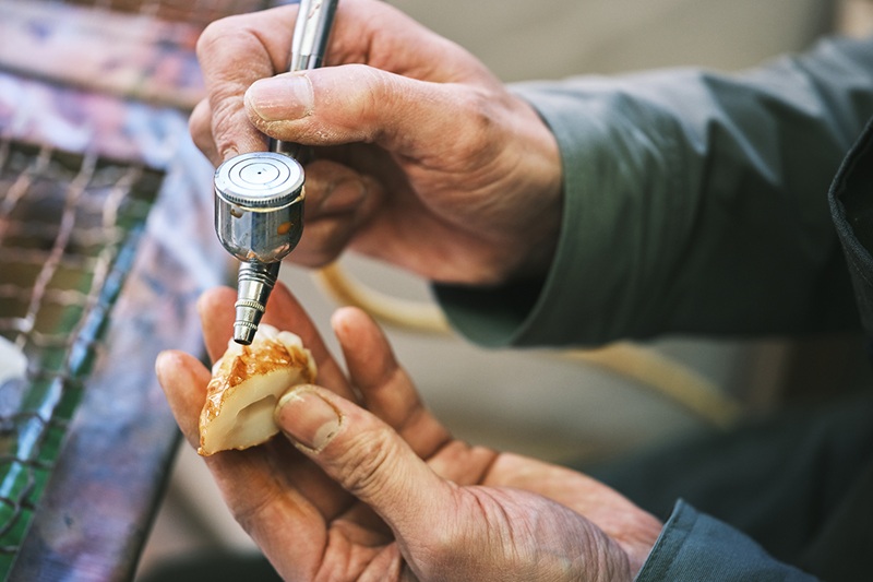 「百年ちくわキーホルダー」も皮の焼き目などの細かな部分まで忠実に表現