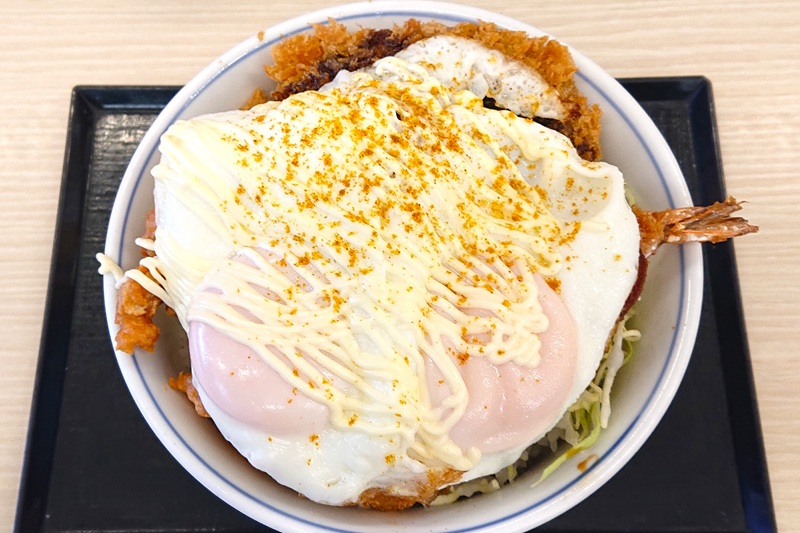 運ばれてきた「ハムエッグカツ丼」