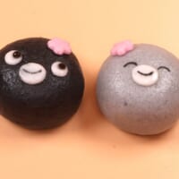 「Suica」のペンギンが可愛い饅頭に！「ハート」と「桜」の2種類発売