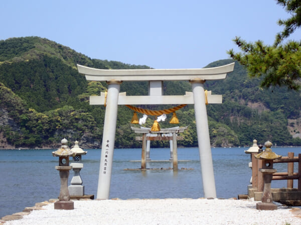 対馬・和多都美神社の海中鳥居（写真：PhotoAC）