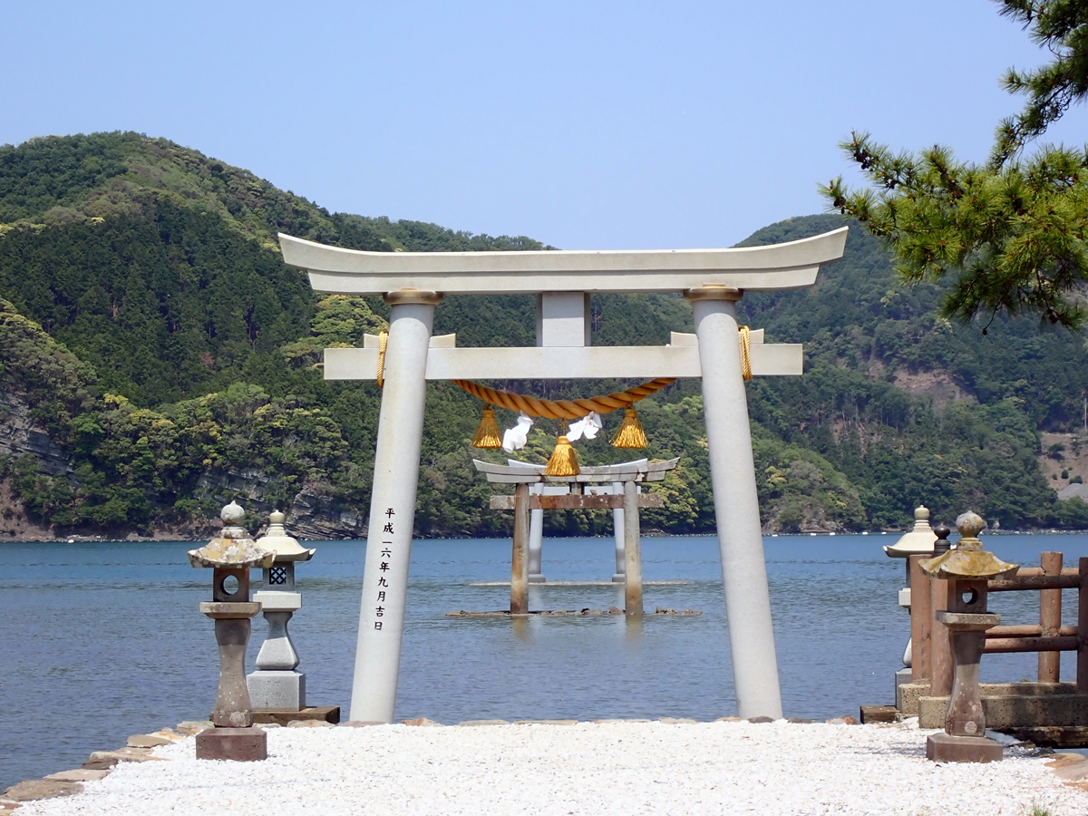 対馬・和多都美神社の海中鳥居（写真：PhotoAC）