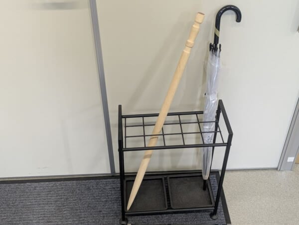 傘立てに突き刺さる巨大爪楊枝に10万いいね！何でもひと口サイズに見えてくる？