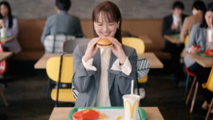 多部未華子、人生初のセーフティバントに挑戦　マクドナルド「セット500」の魅力を爽快な笑顔で発信