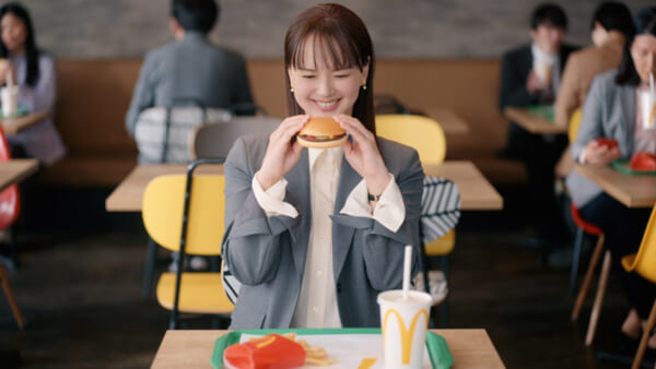 多部未華子、人生初のセーフティバントに挑戦　マクドナルド「セット500」の魅力を爽快な笑顔で発信