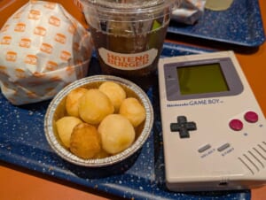ぬい撮りならぬ「ハード撮り」？ゲームボーイが好きすぎる夫の推し活