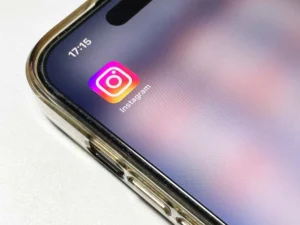 インスタ新機能に阿鼻叫喚　リアルタイムの位置情報が共有可能な仕様に
