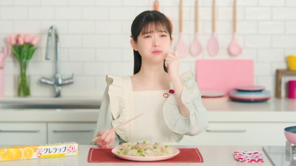 松村沙友理、“さゆりんごワールド”全開で料理に挑戦！ クレハ「旬感キッチン」Webムービー公開