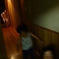 仄暗い廊下の奥から老女が迫る……！「トラウマ級」の鬼ごっこ写真