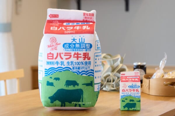 鳥取が誇るソウルドリンク「白バラ牛乳」がぬいぐるみに　公式オンラインストアで販売