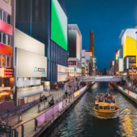 大阪・心斎橋の道頓堀川沿い、戎橋（えびすばし）のたもとにある「IQOS Osaka Lounge」